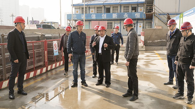 1：圖為戴董事長一行檢查先鋒國際廣場三期酒店寫字樓項(xiàng)目施工現(xiàn)場。.jpg